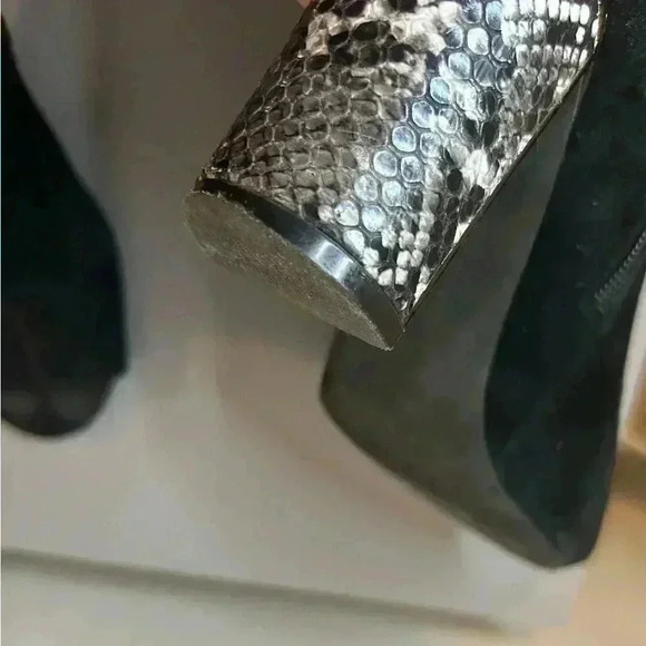 🖤🩶”Tahari” Black Suede Peep Toe Booties w/Snakeskin Print & Metallic Heel🖤🩶 - Picture 4 of 10